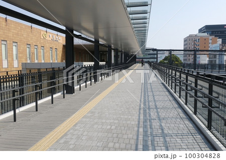 再開発整備された多治見駅前の歩行者デッキ 100304828