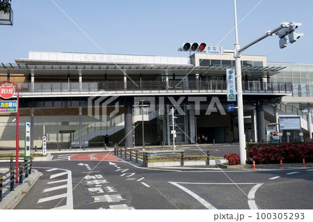 再開発でペデストリアンでデッキがつけられた多治見駅 100305293