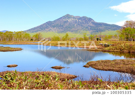 春の尾瀬ヶ原と燧ヶ岳 100305335