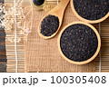 Black sesame seed in bowl with spoon, Food ingredients in Asian cuisine, Table top view 100305408