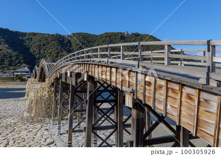 冬の錦帯橋 冬の錦帯橋 100305926