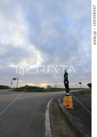 沖縄　宮古島市　交差点の交通安全人形 100306407