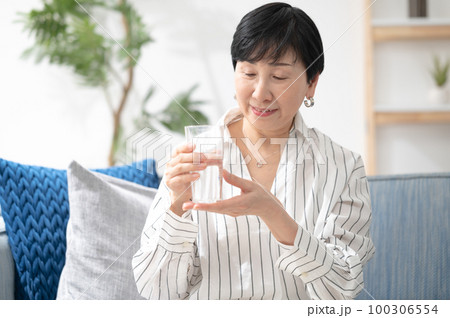 美味しい水を飲む女性 100306554