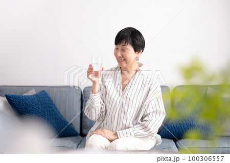 美味しい水を飲む女性 100306557