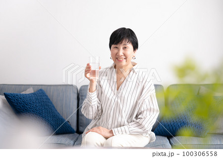美味しい水を飲む女性 美味しい水を飲む女性 100306558