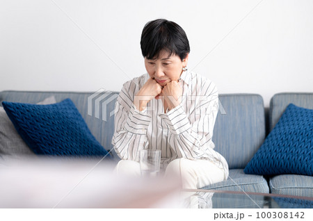 悩む シニア女性 疲れ 悩む シニア女性 疲れ 100308142