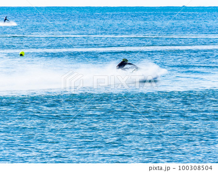 日本のドーバー千葉県屛風ヶ浦の太平洋で楽しむ爽快なジェットスキー 100308504