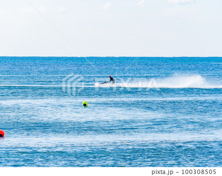 日本のドーバー千葉県屛風ヶ浦の太平洋で楽しむ爽快なジェットスキー 100308505