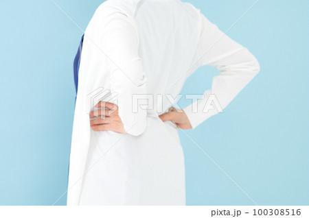 腰痛の女性　後ろ姿 100308516