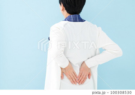 腰痛の女性　後ろ姿 100308530