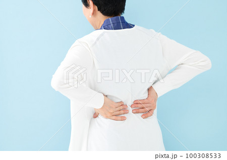 腰痛の女性 後ろ姿 腰痛の女性 後ろ姿 100308533
