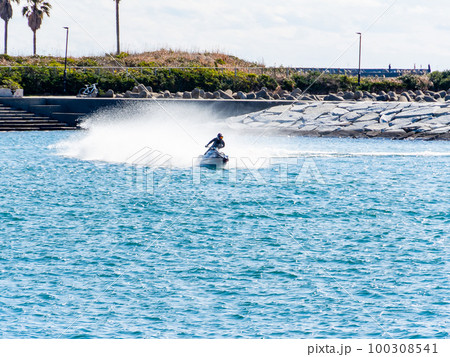 日本のドーバー千葉県屛風ヶ浦の太平洋で楽しむ爽快なジェットスキー 100308541