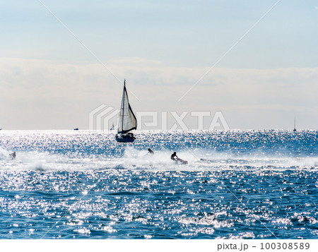 日本のドーバー千葉県屛風ヶ浦の太平洋で楽しむ爽快なジェットスキー 100308589