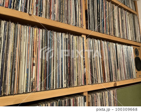 沢山のレコードが収納されているレコード棚 沢山のレコードが収納されているレコード棚 100309668