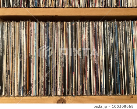 沢山のレコードが収納されているレコード棚 沢山のレコードが収納されているレコード棚 100309669