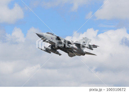 イギリス空軍トーネードGR.4離陸 100310672