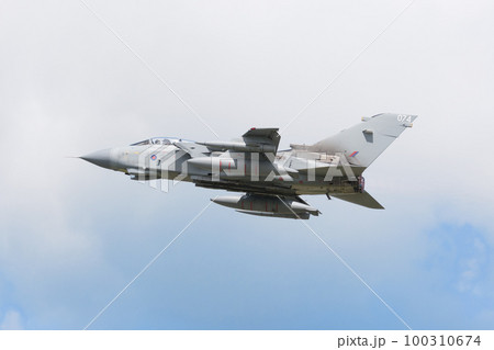 イギリス空軍トーネードGR.4離陸 100310674