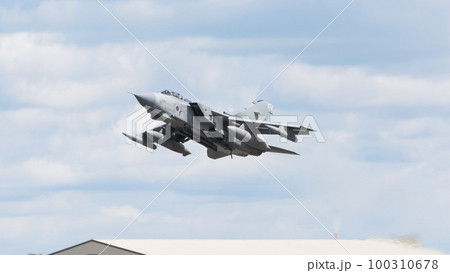 イギリス空軍トーネードGR.4離陸 100310678