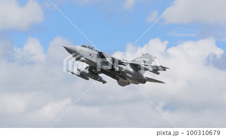 イギリス空軍トーネードGR.4離陸 100310679