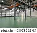機械製作工場の内部の様子 100311343