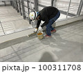 床塗装工事のプライマー処理 100311708
