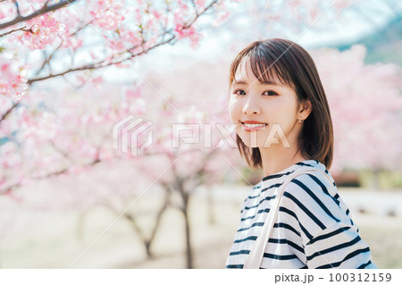 桜と大学生 100312159