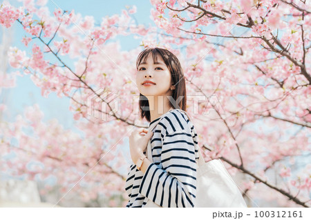 桜と大学生 100312161