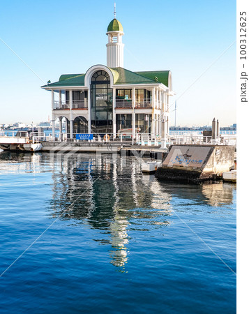 朝日に輝く みなとみらいぷかりさん橋（横浜市） 100312625