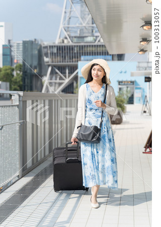 スーツケースを引いて名古屋観光をする若い女性 100313057