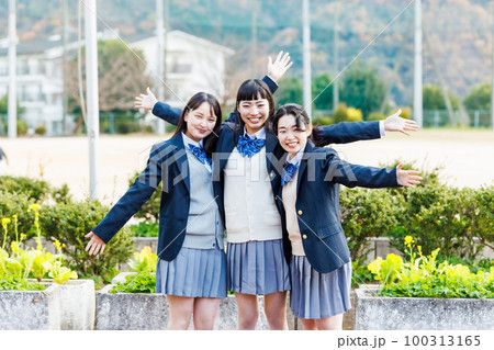 校内を友達と並ぶ女子高生 100313165