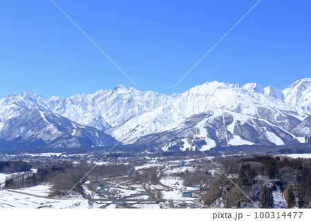 冬の白馬村 快晴の北アルプス 冬の白馬村 快晴の北アルプス 100314477