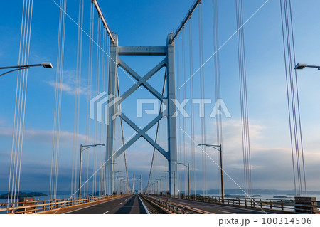 夏の朝 瀬戸大橋で海を渡る(香川県坂出市) 夏の朝 瀬戸大橋で海を渡る(香川県坂出市) 100314506