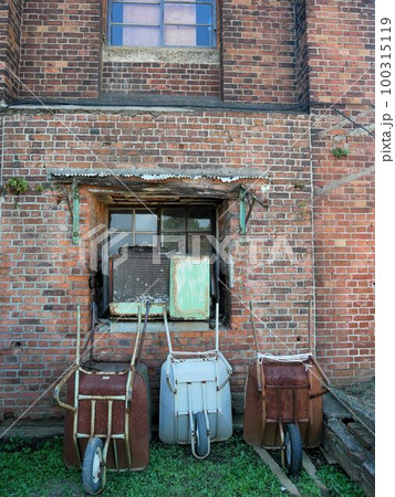 三池炭鉱 万田坑 レンガ積みの建物の外壁 (熊本県荒尾市) 三池炭鉱 万田坑 レンガ積みの建物の外壁 (熊本県荒尾市) 100315119