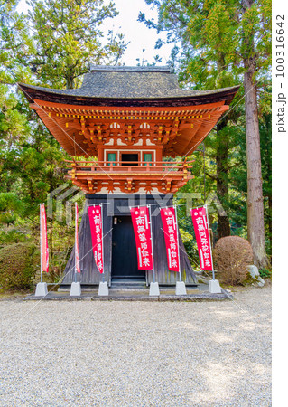 【奈良県】奈良市 霊山寺 鐘楼  (2023/03/10撮影) 100316642