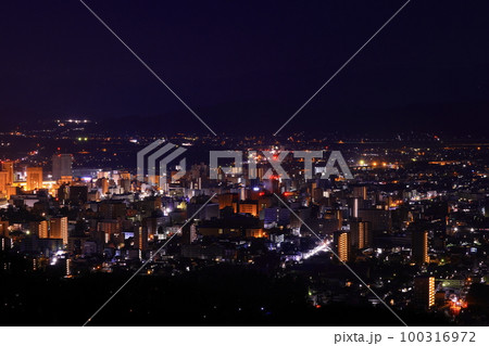 岩手県盛岡市　夜明けの盛岡市街地と岩手山 100316972
