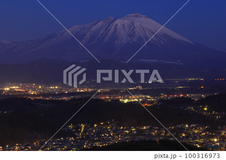 岩手県盛岡市　夜明けの盛岡市街地と岩手山 100316973