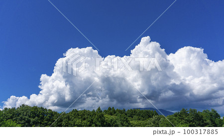 青空と雲の背景素材 100317885