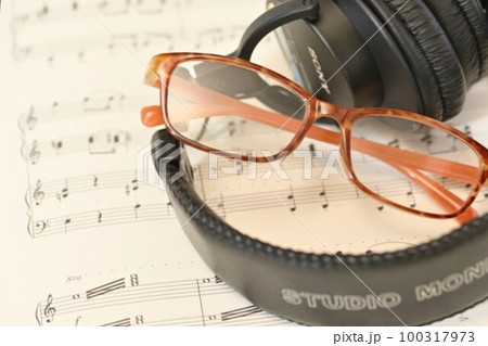 ストックミュージックのクリエイト! 共に歩もう、メガネ、ヘッドフォン・・・ ストックミュージックのクリエイト! 共に歩もう、メガネ、ヘッドフォン・・・ 100317973