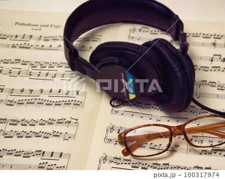 ストックミュージックのクリエイト！ 共に歩もう、メガネ、ヘッドフォン・・・ 100317974