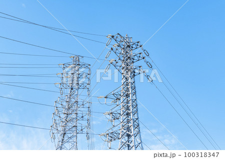 重要な社会インフラである送電線（電力イメージ） 100318347
