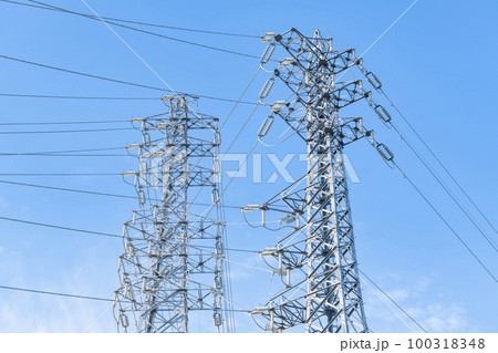 重要な社会インフラである送電線(電力イメージ) 重要な社会インフラである送電線(電力イメージ) 100318348
