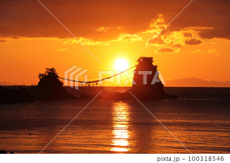 夫婦岩と初日の出 100318546