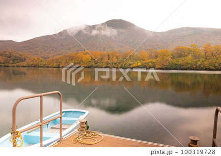 紅葉の須川湖 100319728