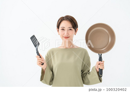 調理器具を持つ女性 調理器具を持つ女性 100320402