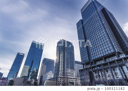 太陽の光が綺麗な東京のビル群 太陽の光が綺麗な東京のビル群 100321182