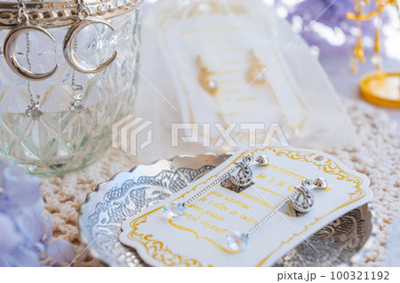 三日月モチーフのイヤリングとピアス　 100321192