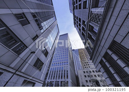 太陽の光が綺麗な東京のビル群 100321195