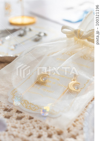 三日月のピアス　アクセサリーのプレゼントイメージ 100321196