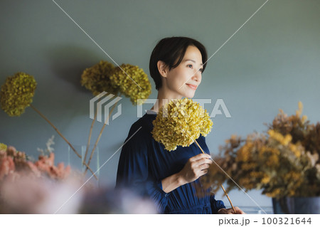 ドライフラワー　女性 100321644