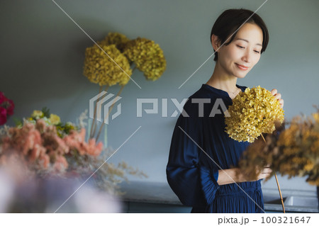 ドライフラワー　女性 100321647
